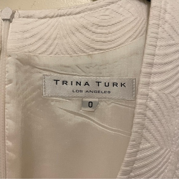 Trina Turk White Textured Scoop Neck Dress with Pockets and Empire Waist size 0 - Picture 3 of 8